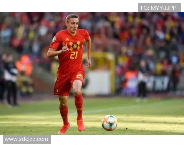 红色6号球衣的足球明星背后的故事与传奇成就揭秘